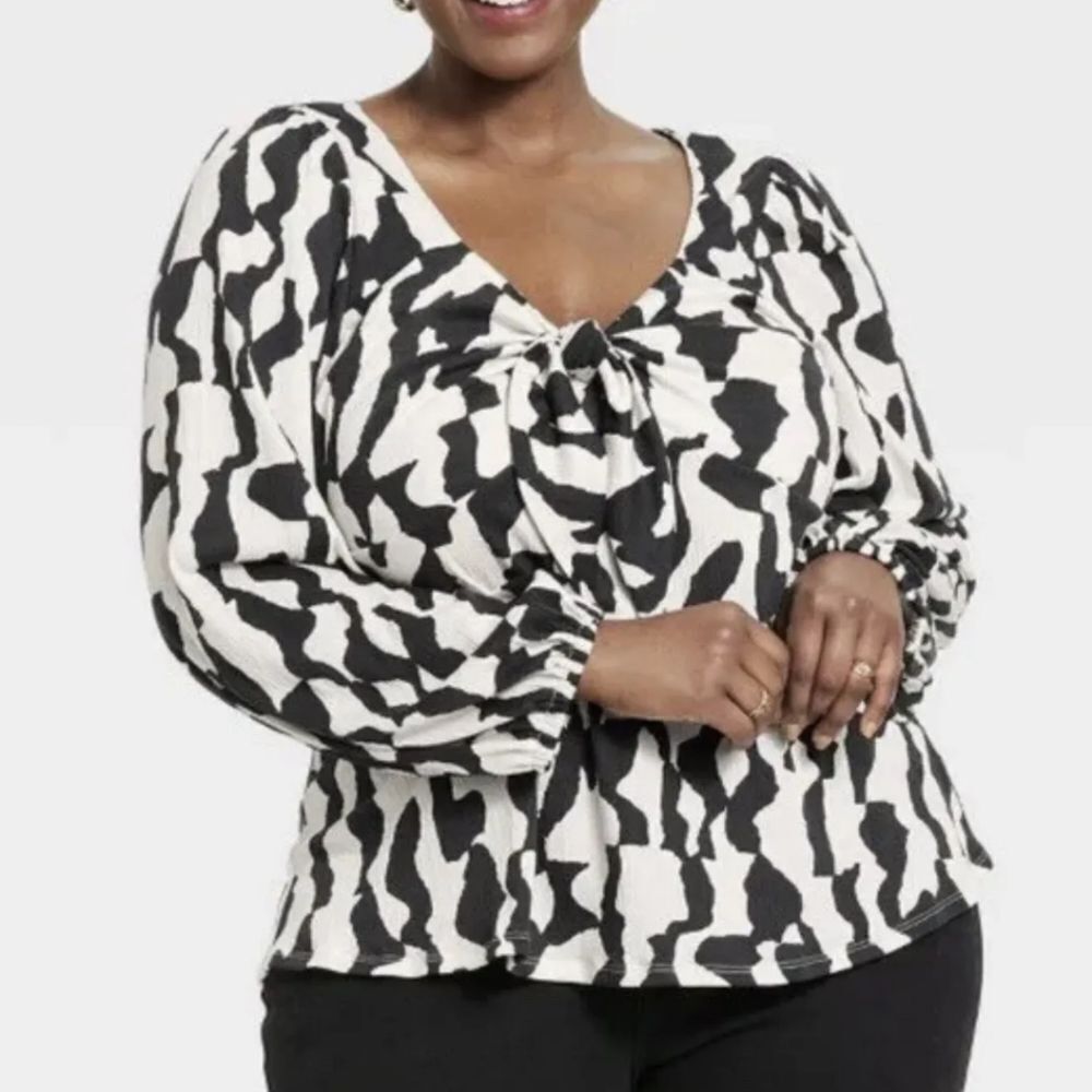 🆕🔥Ava & Viv Black Abstract Sweetheart Knit Top